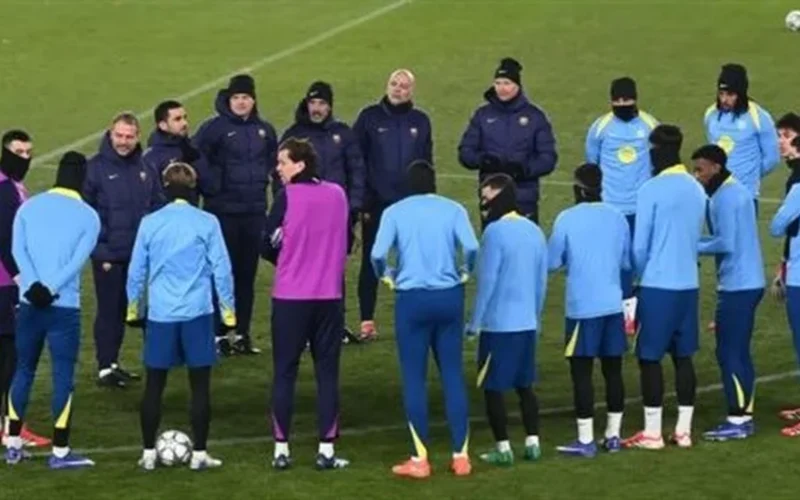 توبيخ وتقييم فيديو.. تفاصيل ثورة هانز فليك ضد لاعبي برشلونة خلف الكواليس